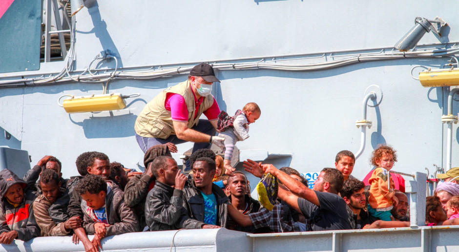 Niemcy przyjmują jedną czwartą migrantów przybywających do Włoch